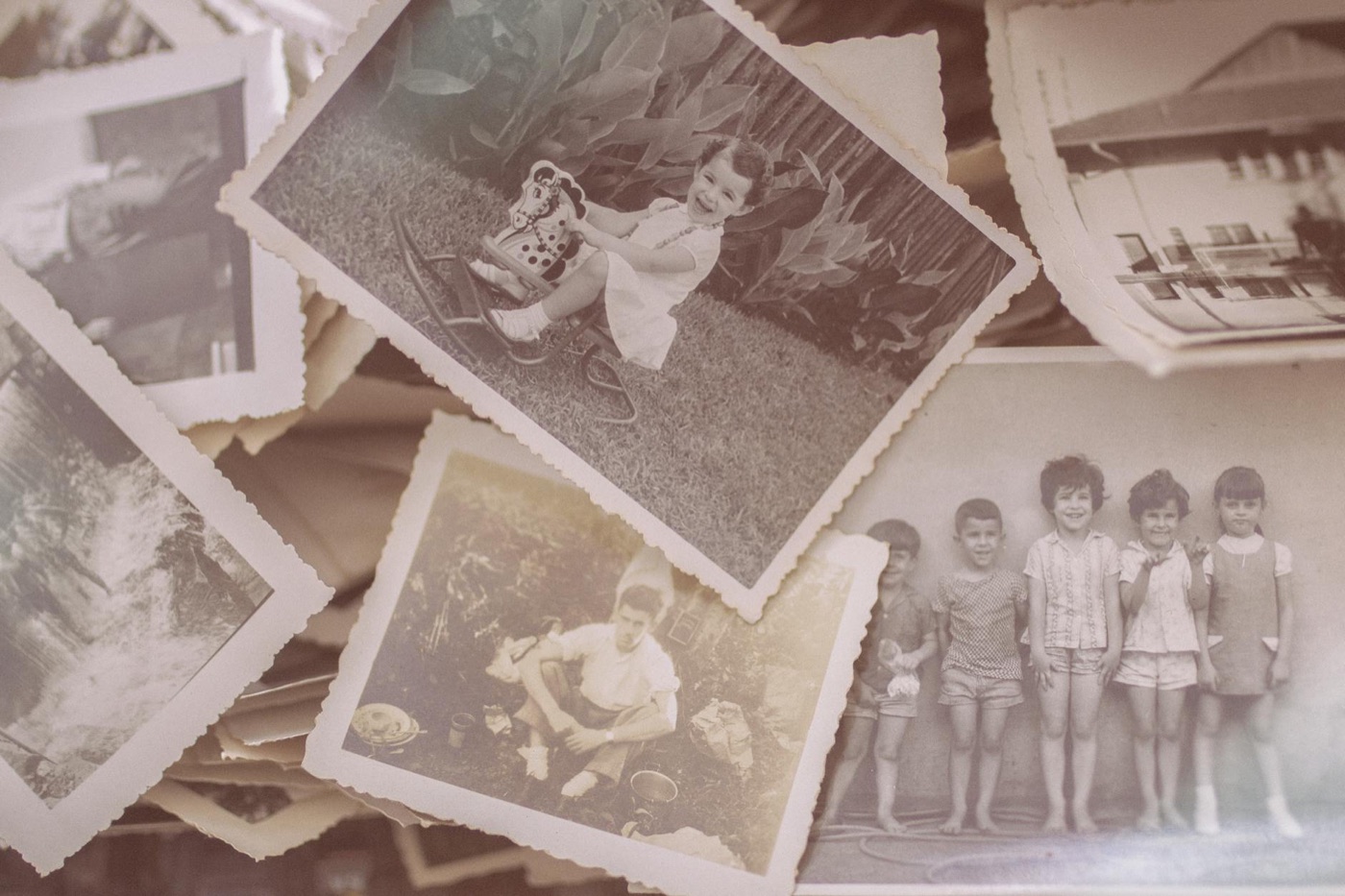 Anciennes photographies de famille posées sur une table